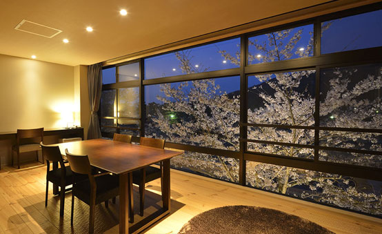 Chambre Supérieure de Style Japonais pour deux avec salle de bain privée donnant sur la rivière Uji.