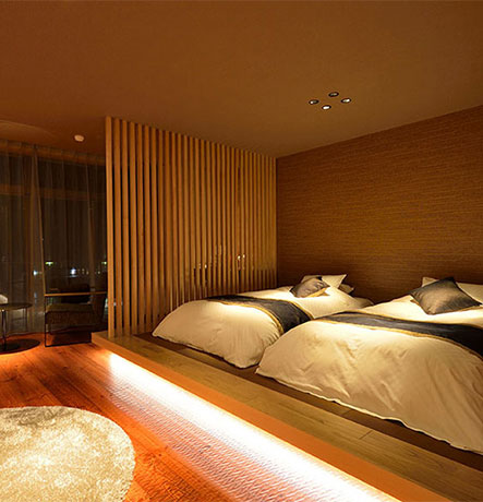 Chambre de luxe de style japonais pour deux avec une TV dans la salle de bain privative